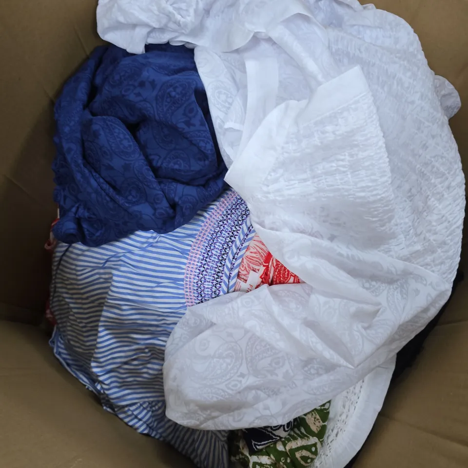 BOX OF APPROXIMATELY 35 ASSORTED CLOTHING ITEMS TO INCLUDE FINERY ETC