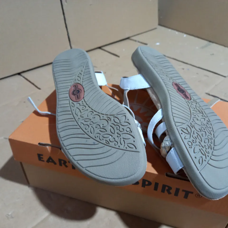 EARTH SPIRIT CUIR VERITAVLE WYATT WHITE SANDAL SIZE 6