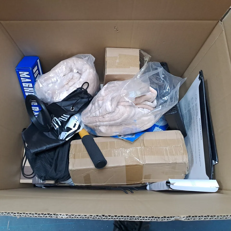 APPROXIMATELY 15 ASSORTED HOUSEHOLD ITEMS TO INCLUDE BLACK GYM BAG, BLACK VINYL SHEETS AND WALLPAPER