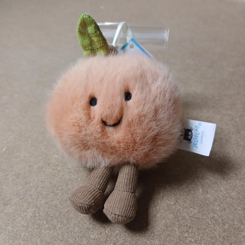 JELLYCAT AMUSEABLES PEACH BAG CHARM - PLUSH PEACH WITH LEAF (JELLYCAT LONDON)