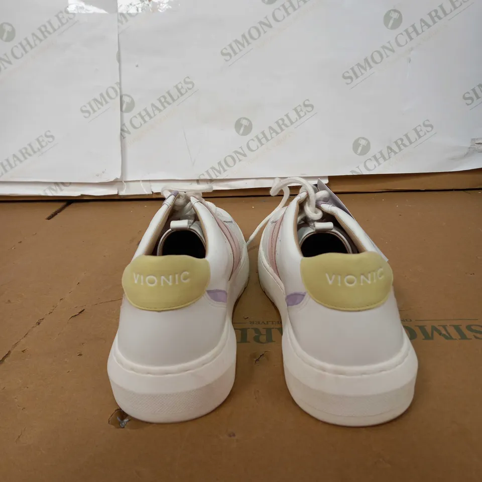 VIONIC PATTERNED TRAINERS SIZE 6.5