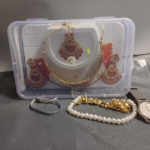 APPROXIMATELY 15 ASSORTED JEWELLERY ITEMS TO INCLUDE - NECKLACE - WATCH - BRACELET ETC