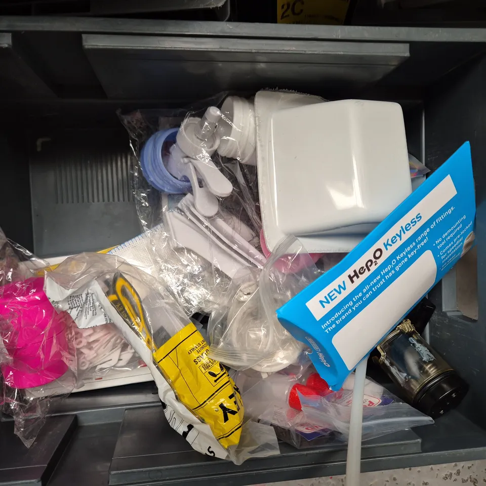 APPROXIMATELY 15 ASSORTED HOUSEHOLD ITEMS TO INCLUDE UNICORN DRINKING BOTTLE, NUTRI PAW NOURISHING BALM AND SELF INKING STAMP