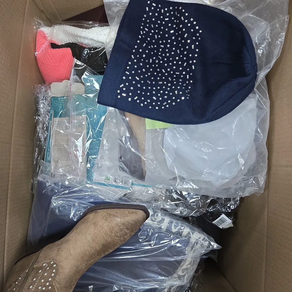 APPROXIMATELY 20 ASSORTED HOUSEHOLD PRODUCTS TO INCLUDE CLOTHING, PATENT SOCKS, MINI ORNAMENT ETC 