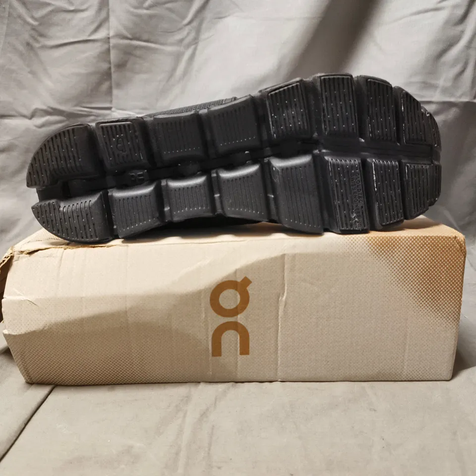 BOXED PAIR OF ON CLOUD 5 TRAINERS IN BLACK SIZE UK 10.5