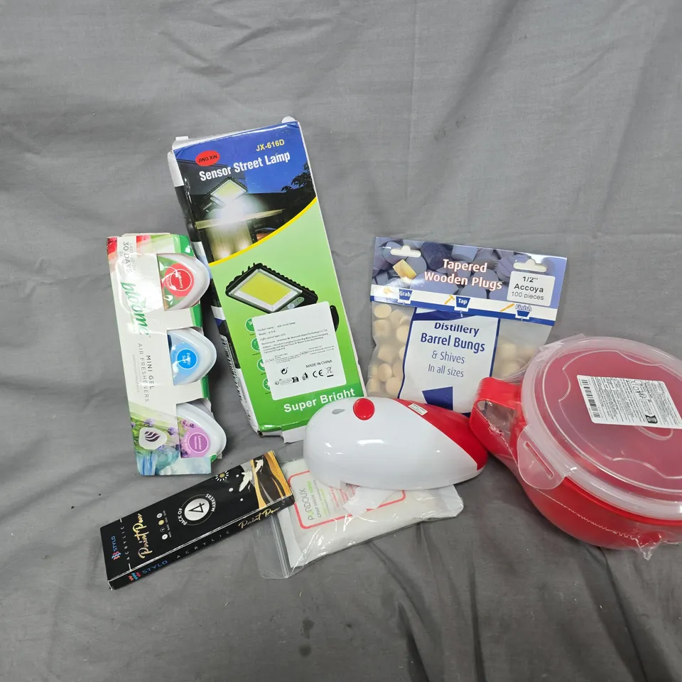 APPROXIMATELY 12 ASSORTED HOUSEHOLD ITEMS TO INCLUDE MINI GEL AIR FRESHENERS, SENSOR STREET LAMP, CAN OPENER, ETC