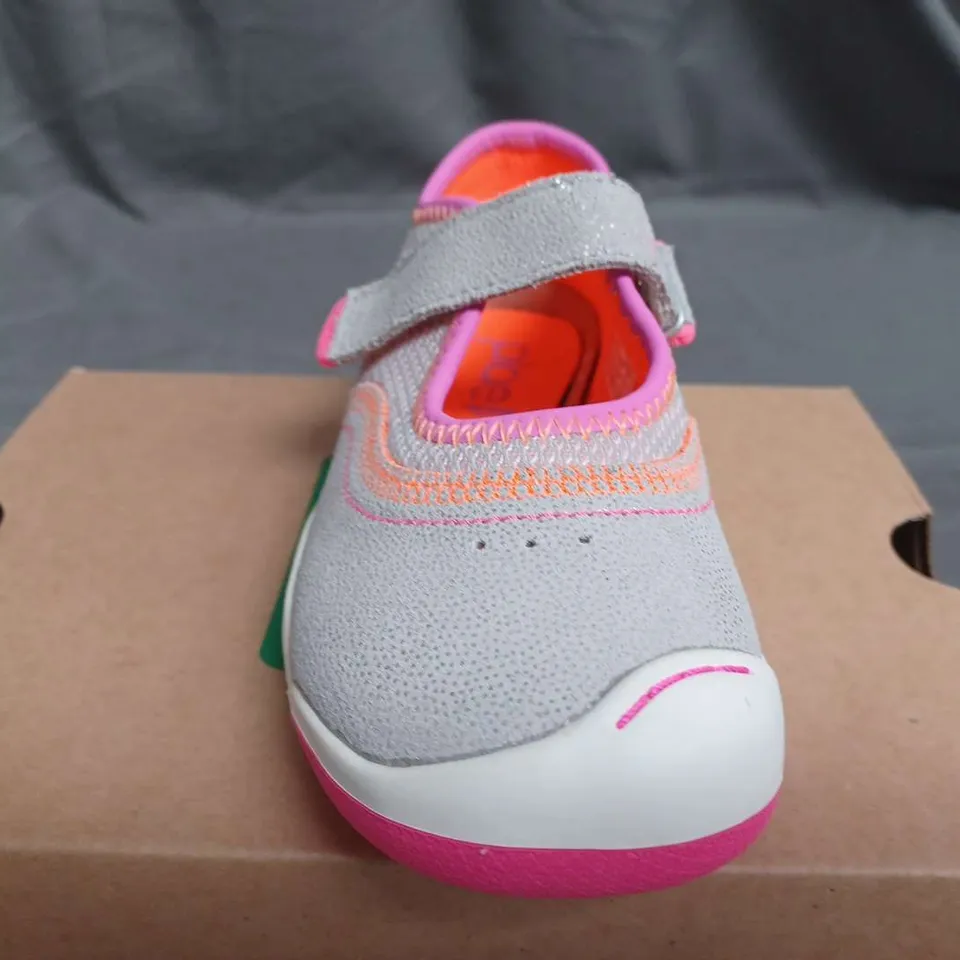 BOXED PLAE KIDS EMME TRAINERS IN SILVER/PINK - UK 11.5