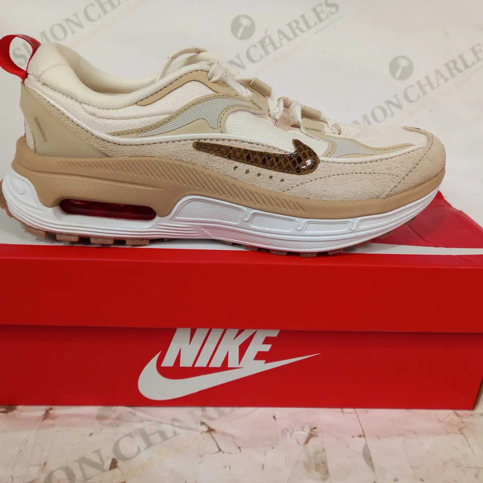 BOXED PAIR OF NIKE AIR MAX BLISS SE SHOES IN BIEGE UK SIZE 5