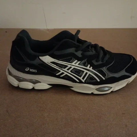 UNBOXED PAIR OF ASICS TRAINERS IN BLACK/WHITE - UK 9