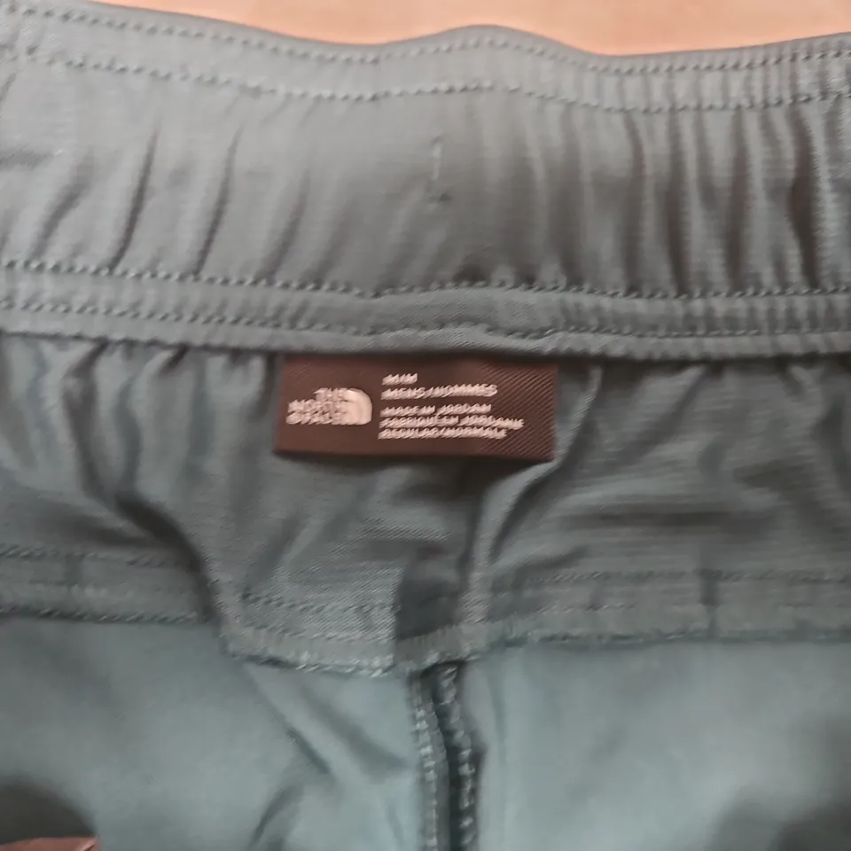 THE NORTH FACE 24/7 SHORTS IN DEEP GREEN - MEDIUM