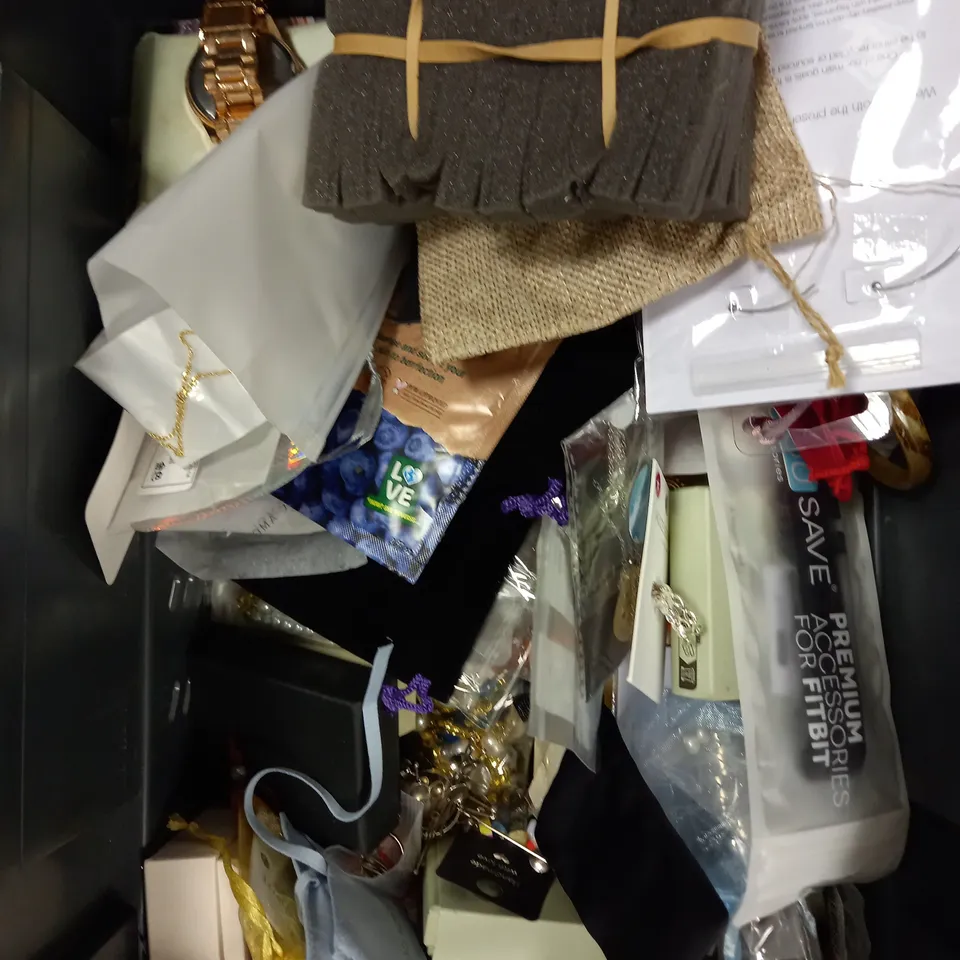 APPROXIMATELY 30 ASSORTED JEWELLERY PRODUCTS TO INCLUDE NECKLACES, EARRINGS, WATCHES ETC 