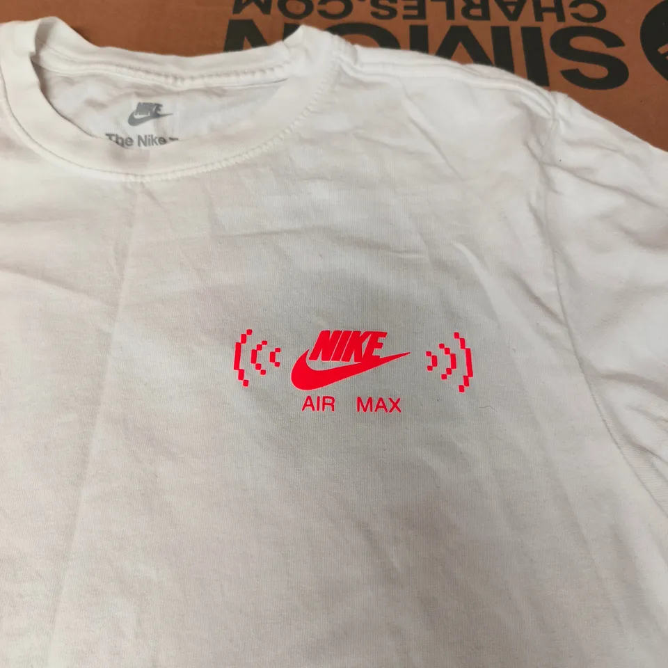 NIKE GRAPHIC TEE - SIZE LARGE M