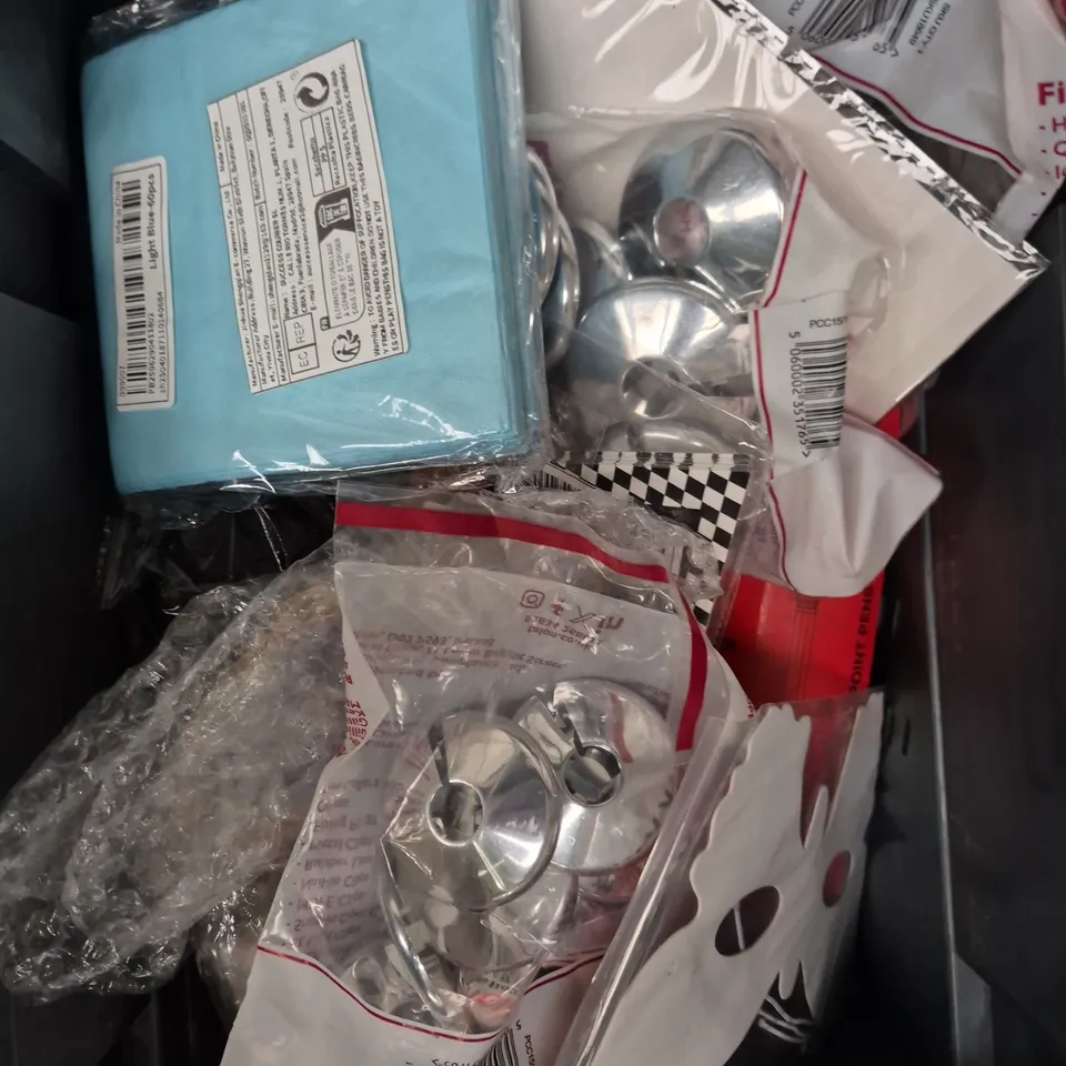 APPROXIMATELY 15 ASSORTED HOUSEHOLD PRODUCTS TO INCLUDE DISPOSABLE PARTY PLATES, DOOR KNOCKER, OIL PASTELS ETC 