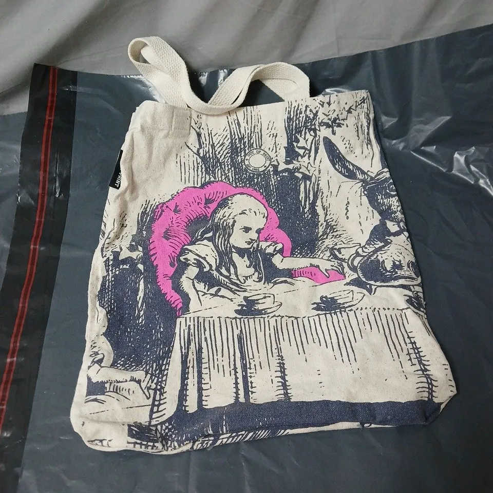 BOX OF APPROXIMATELY 12 ASSORTED HOUSEHOLD ITEMS INCLUDING PROTECTION COVER , UTILITY BAR AND CANVAS SHOPPING BAG 