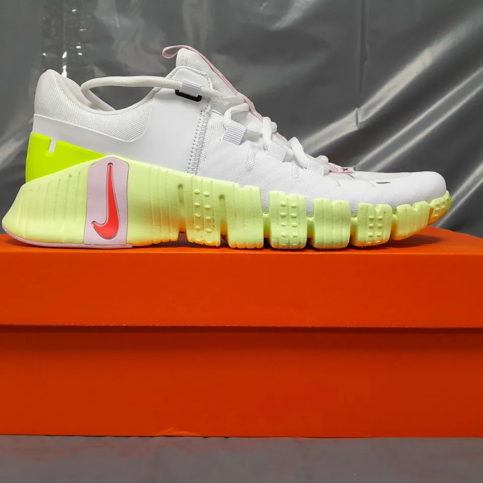 BOXED PAIR OF NIKE FREE METCON 5 SHOES IN WHITE/SEAFOAM GREEN UK SIZE 6.5