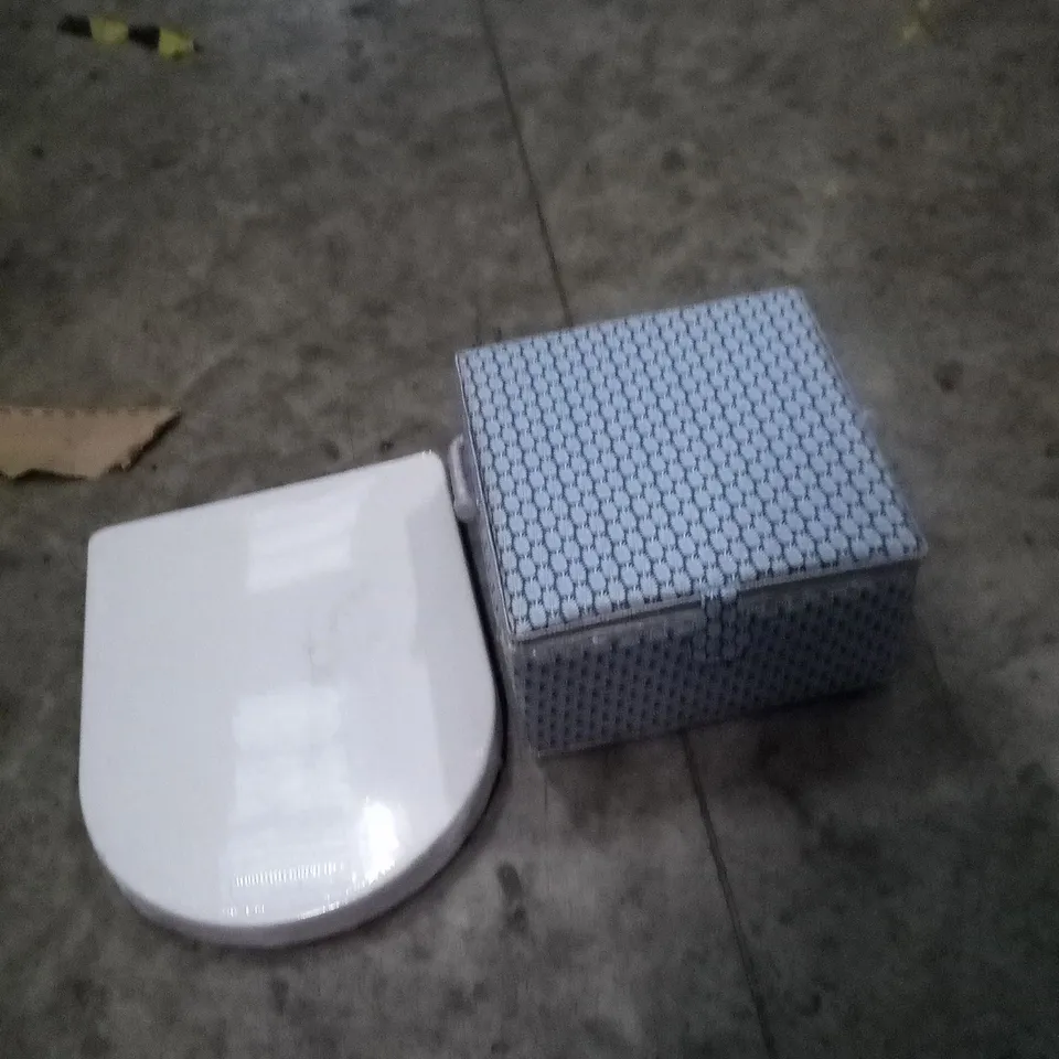 PALLET OF ASSORTED ITEMS INCLUDING TOILET SEATS AND STORAGE BOXES 