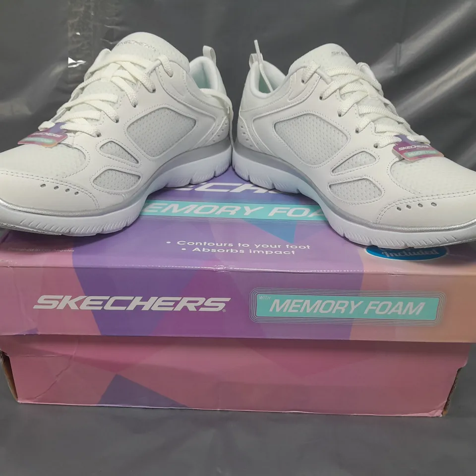 BOXED PAIR OF SKECHERS MEMORY FOAM TRAINERS IN WHITE UK SIZE 6