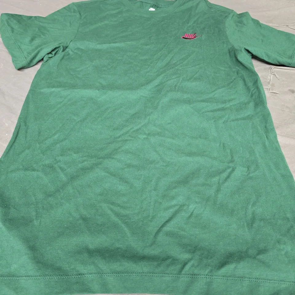 NIKE LOGO T-SHIRT, GREEN/PINK - UK SIZE S