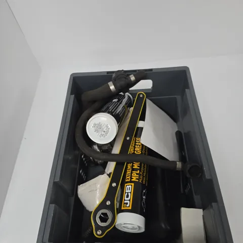 TOTE OF APPROXIMATELY 9 ASSORTED AUTO ITEMS TO INCLUDE: MOBILE PHONE HOLDER