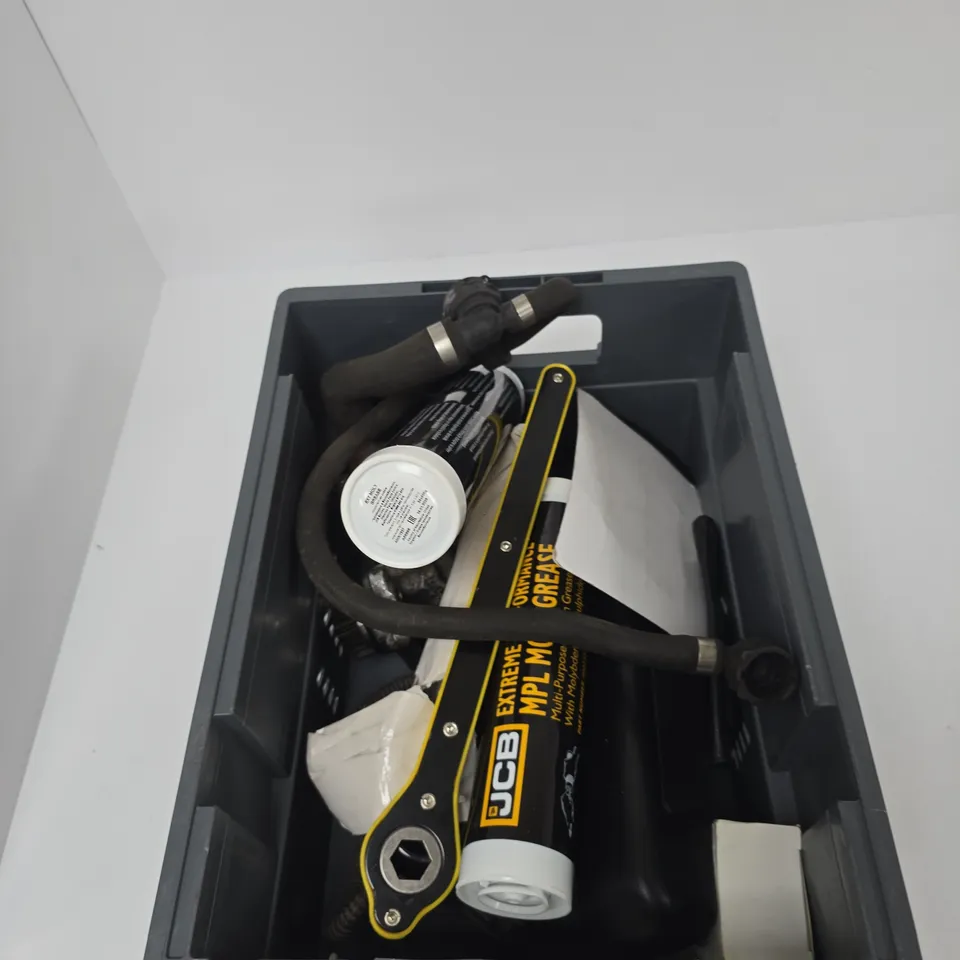 TOTE OF APPROXIMATELY 9 ASSORTED AUTO ITEMS TO INCLUDE: MOBILE PHONE HOLDER