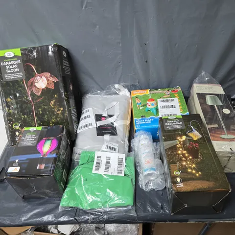 APPROXIMATELY 12 ASSORTED HOUSEHOLD GOODS TO INCLUDE GARDEN DECOR, TURIN LAMP, AND KING FLAT SHEET ETC.
