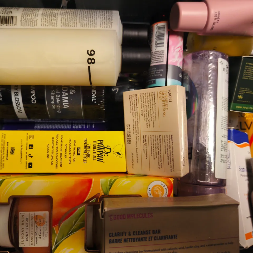 APPROXIMATELY 15 ASSORTED COSMETIC ITEMS INCLUDING VARIOUS MAKES AND BRANDS - COLLECTION ONLY