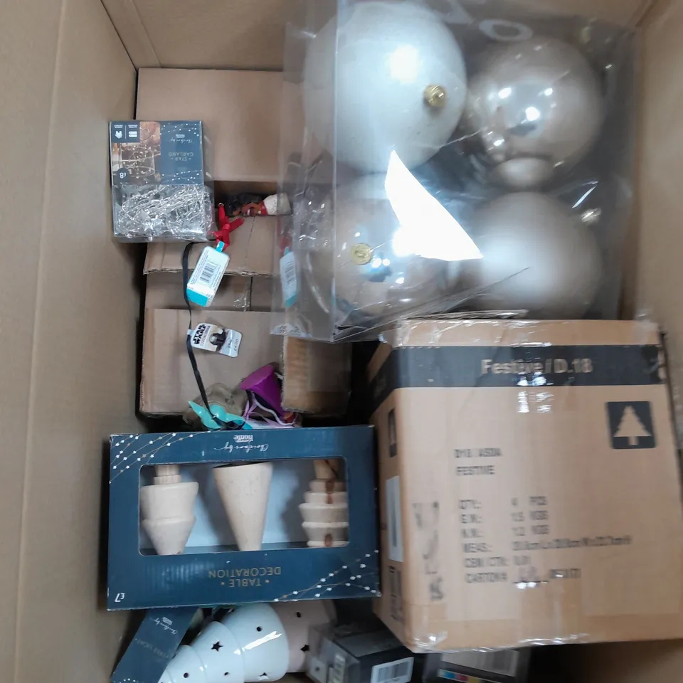 BOX OF APPROX 15 ASSORTED ITEMS TO INCLUDE - TABLE DECORATION, BAUBLES, STRING LIGHTS ETC