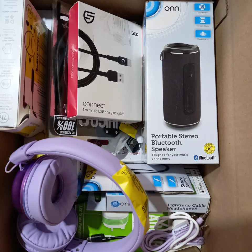 LOT OF APPROX. 10 X ITEMS TO INCLUDE ONN PORTABLE BLUETOOTH SPEAKER, JUICE USB-C CHARGE AND SYNC CABLE, IPHONE MAINS CHARGER, ETC.
