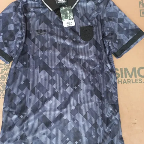 UMBRO ENGLAND FOOTBALL SHIRT IN GREY BLUE SIZE LARGE