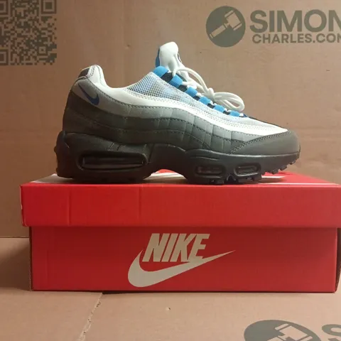 BOXED PAIR OF NIKE AIR MAX TRAINERS IN WHITE/GREY/BLUE SIZE UK 6