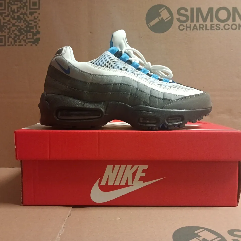BOXED PAIR OF NIKE AIR MAX TRAINERS IN WHITE/GREY/BLUE SIZE UK 6