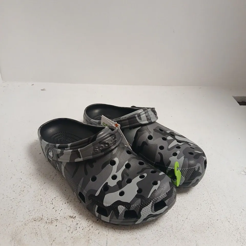 CROCS CLASSIC CAMOUFLAGE CLOGS - GREY/BLACK, SIZE 10