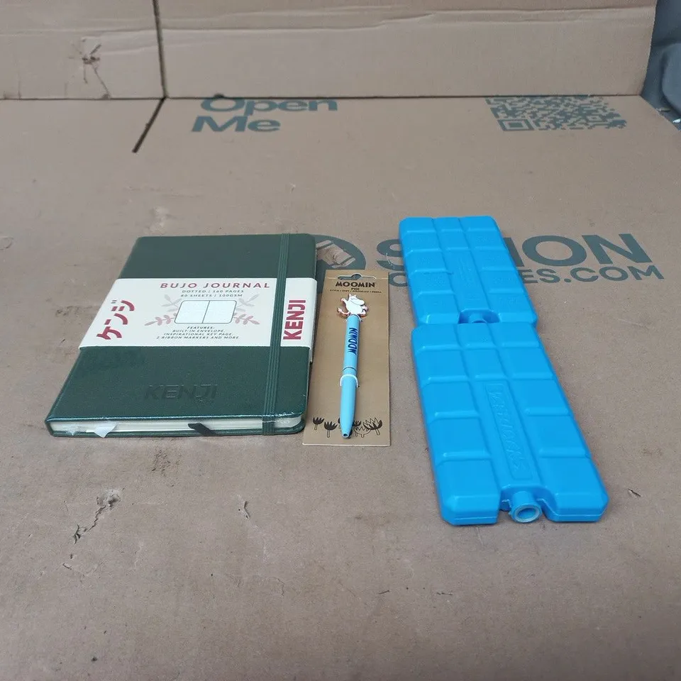 TOTE OF APPROXIMATELY 15 ASSORTED ITEMS TO INCLUDE BLUE ICE BLOCKS, MOOMIN PEN, KENJI BUJO JOURNAL ETC