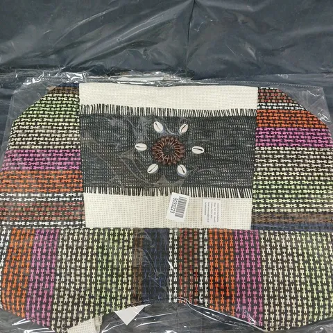 APPROXIMATELY 30 WOVEN BEACH TOTE BAGS