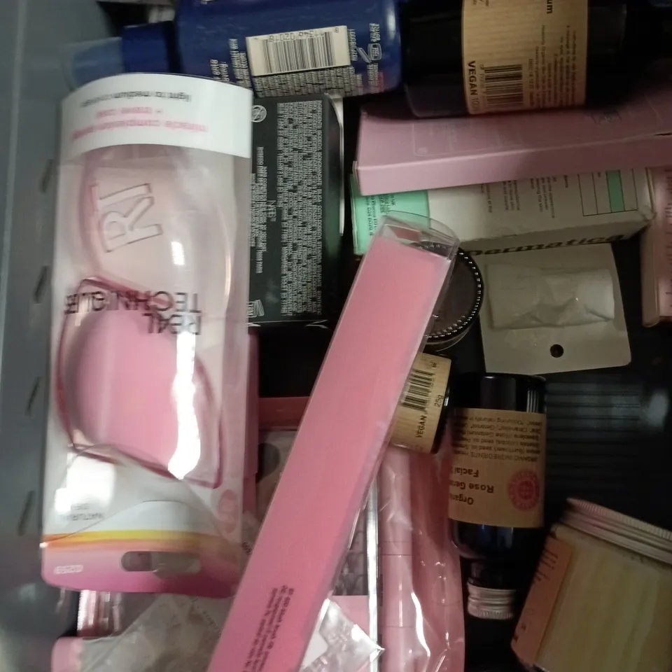 APPROXIMATELY 15 ASSORTED HEALTH & BEAUTY PRODUCTS TO INCLUDE SCALP CONCENTRATE, 47 DAILY MOISTURISER, POWDER BRUSH ETC 