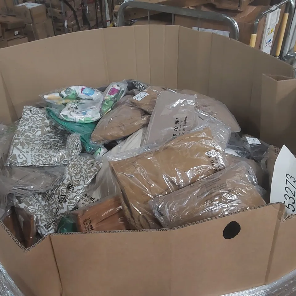 PALLET CONTAINING APPROXIMATELY 800x BRAND NEW ASSORTED DESIGNER CLOTHING ITEMS