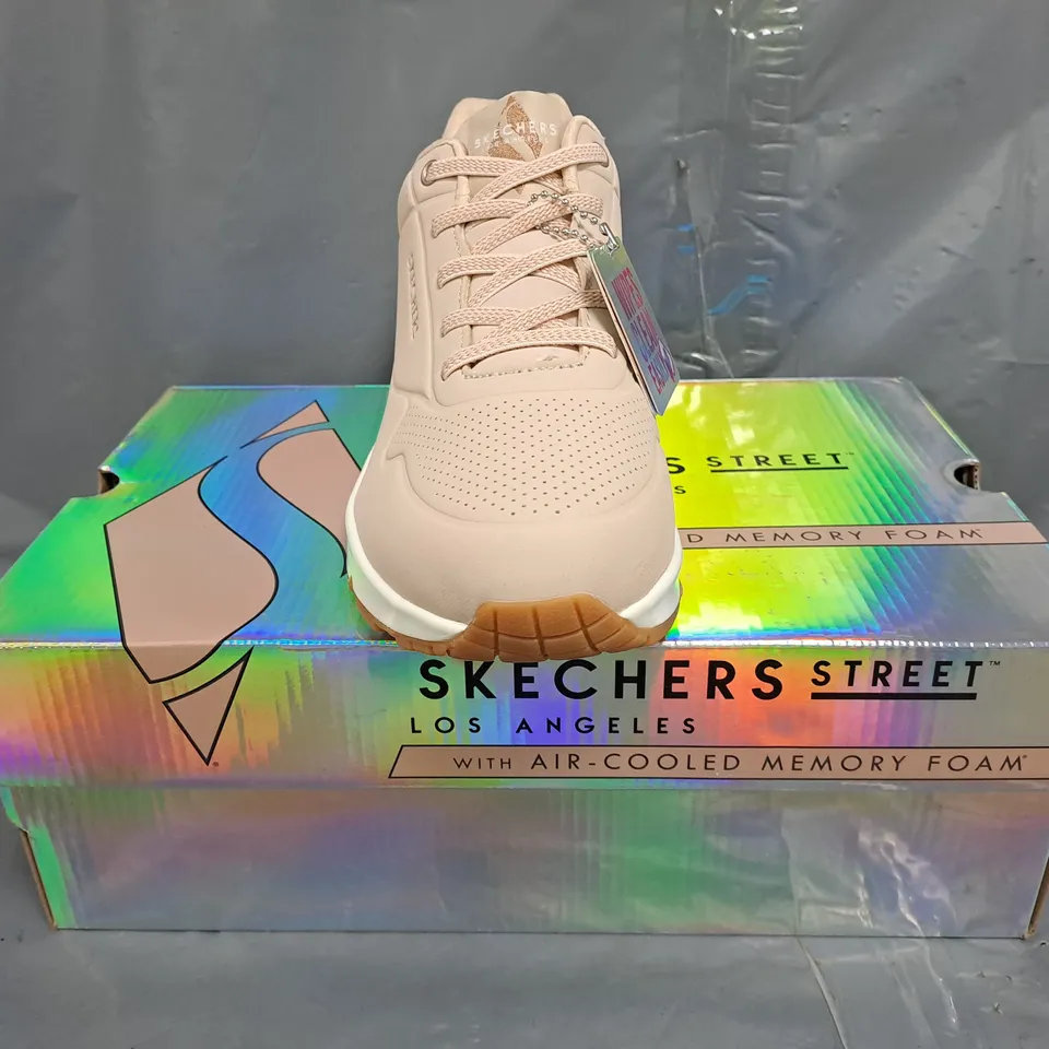BOXED PAIR OF SKECHERS WOMEN'S SHOES IN PALE PINK/ROSE GOLD SIZE UK 7