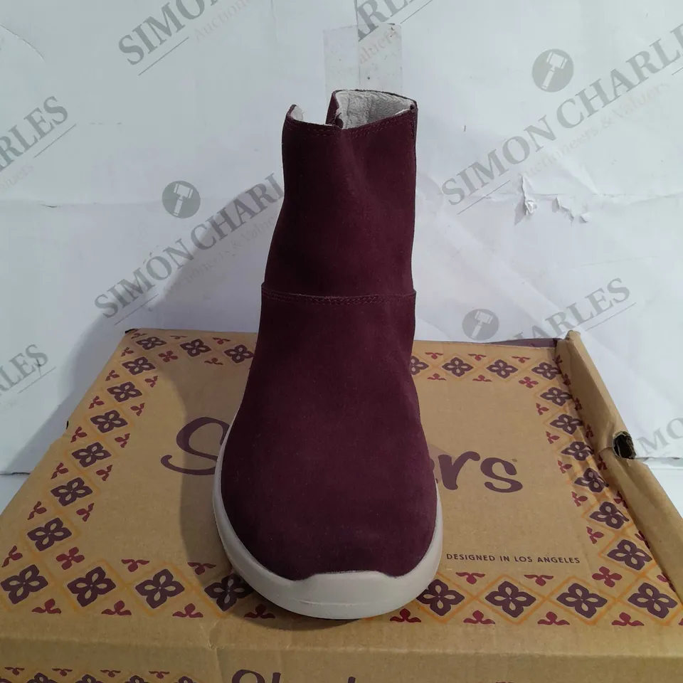 BOXED PAIR OF SKECHERS ZIP ANKLE BOOTS BURGUNDY - SIZE 4.5