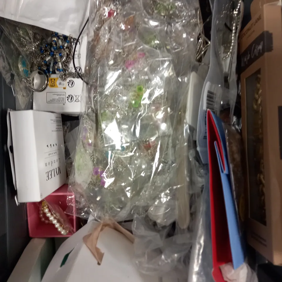 APPROXIMATELY 30 ASSORTED JEWELLERY PRODUCTS TO INCLUDE NECKLACES, EARRINGS, WATCHES ETC