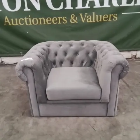 QUALITY DESIGNER GREY FABRIC UPHOLSTERED BUTTON BACK CRUSHED VELVET ARM CHAIR