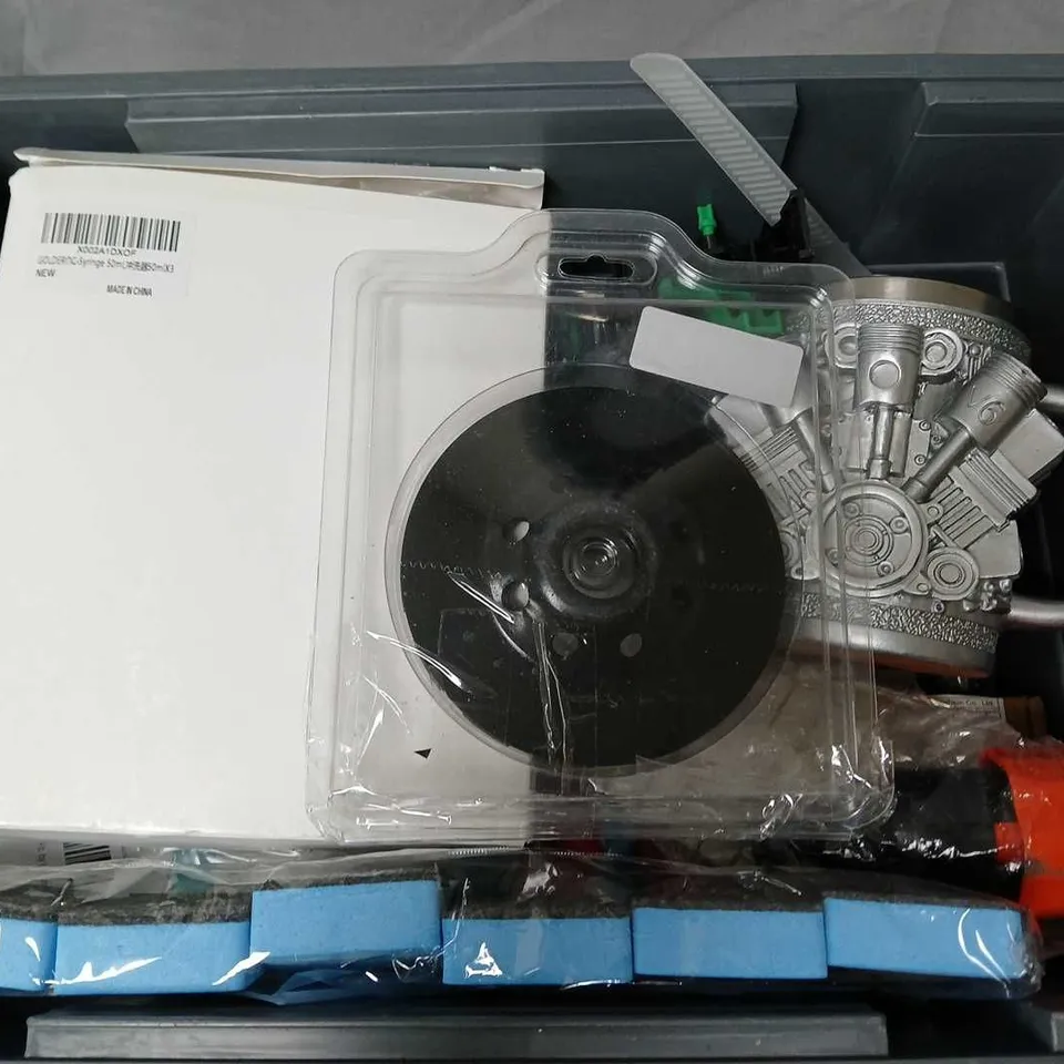 APPROXIMATELY 12 ASSORTED HOUSEHOLD ITEMS TO INCLUDE ENGINE MUG, BALL PENS, DIAMOND GRIND DISC, ETC