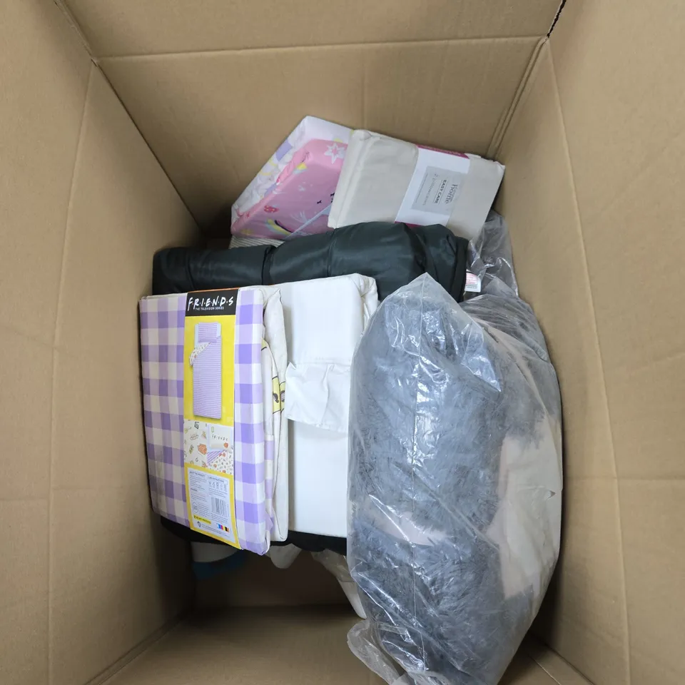 LARGE BOX OF APPROXIMATELY 10 ASSORTED ITEMS TO INCLUDE DUVET SETS, FITTED SHEETS