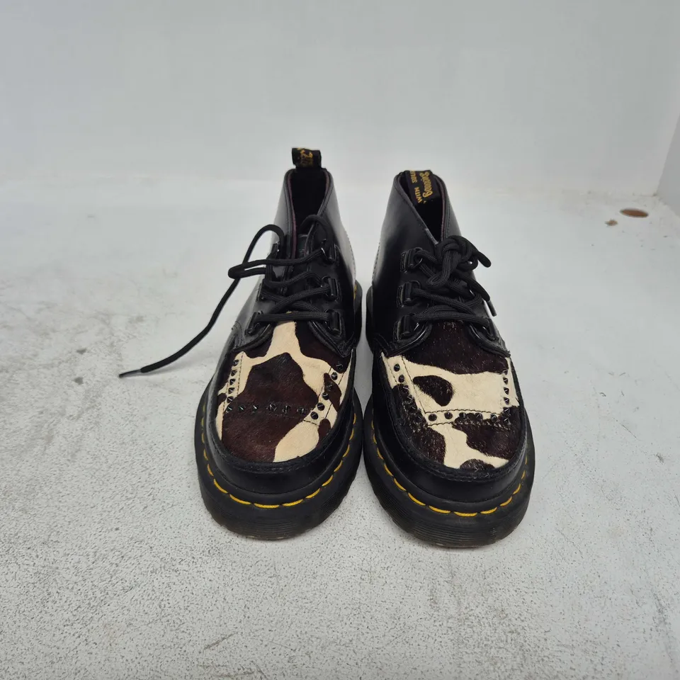 DR. MARTENS RAMSEY CHUKKA BOOTS IN BLACK AND FREESIAN COW PRINT - UK 4