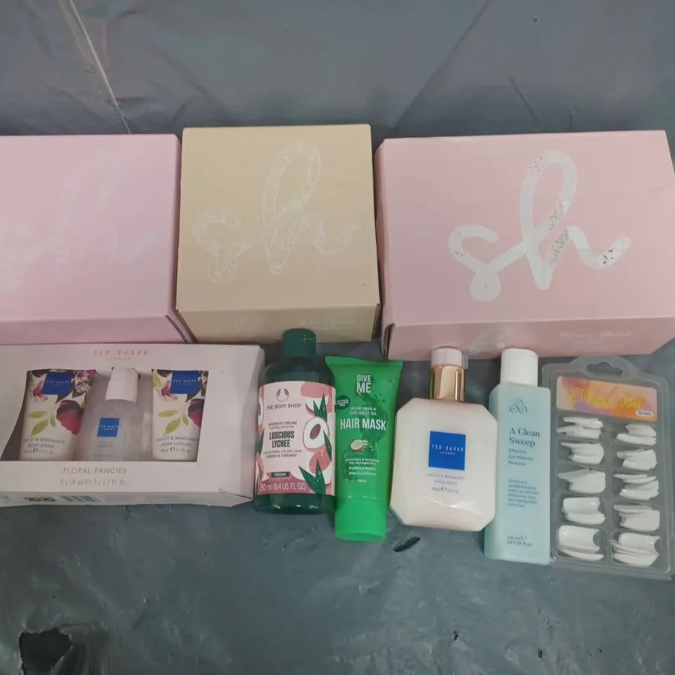 BOX OF APPROXIMATELY 12 ASSORTED COSMETIC ITEMS TO INCLUDE- SIMPLY HAIR FOILS- TED BAKER- THE BODY SHOP ETC.