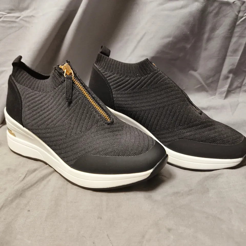 BOXED PAIR OF UNBRANDED FRONT ZIP WEDGE SHOES IN BLACK SIZE UK 5