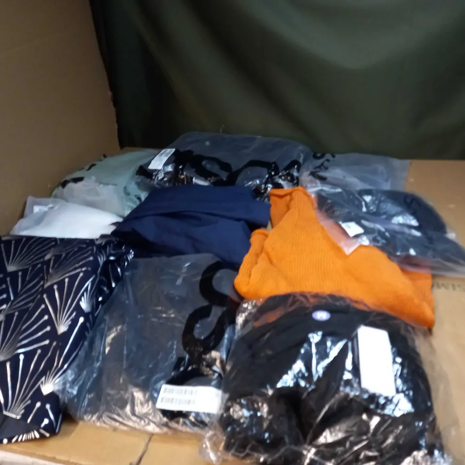 LOT OF APPROX 20 ASSORTED CLOTHING ITEMS TO INCLUDE JUMPERS, DRESSES AND T-SHIRTS