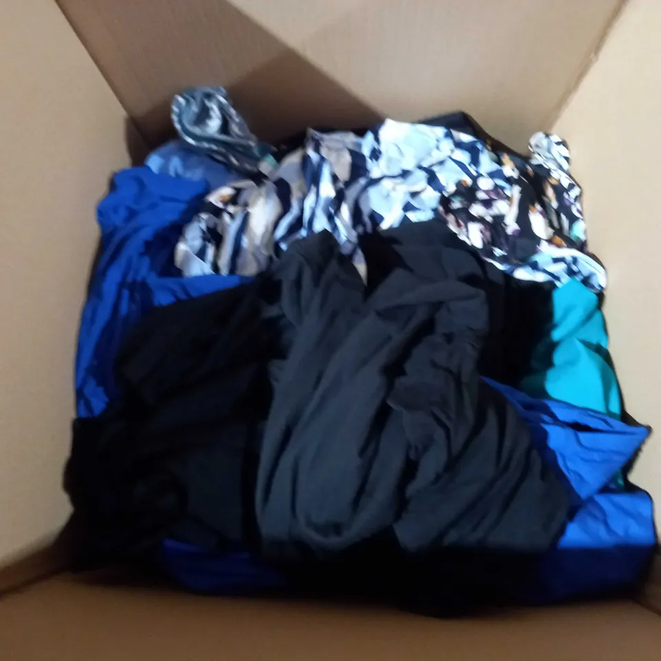 BOX OF APPROX 30 ASSORTED CLOTHING ITEMS TO INCLUDE - D&CO - CUDDLDUDS - KIM&CO ECT