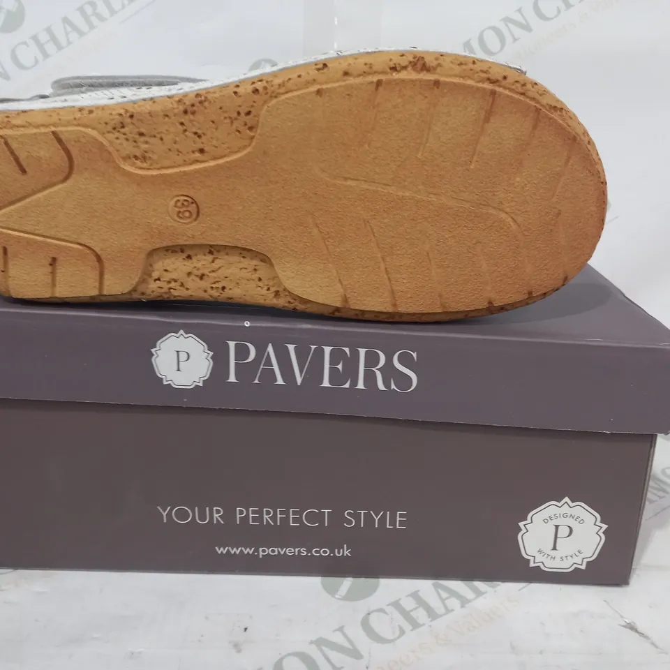 BOXED PAIR OF PAVERS OPEN TOE SHOES IN WHITE EU SIZE 39