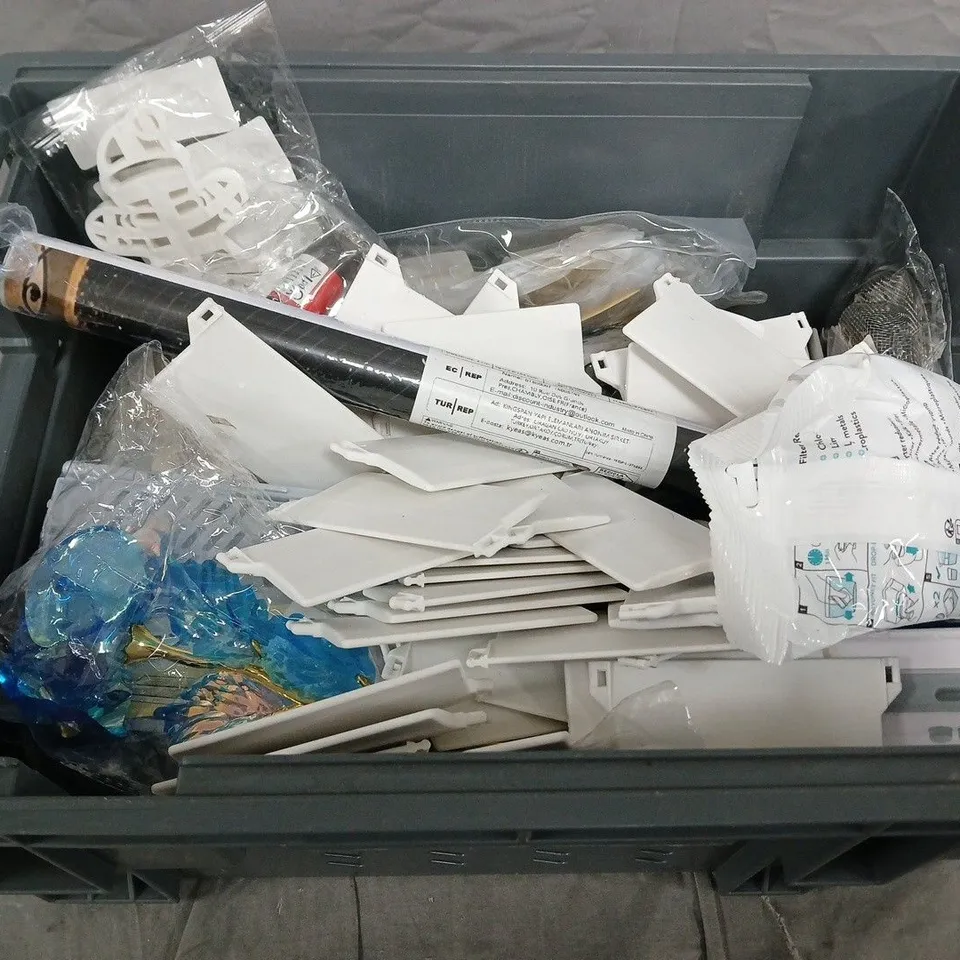 APPROXIMATELY 20 ASSORTED HOUSEHOLD ITEMS  