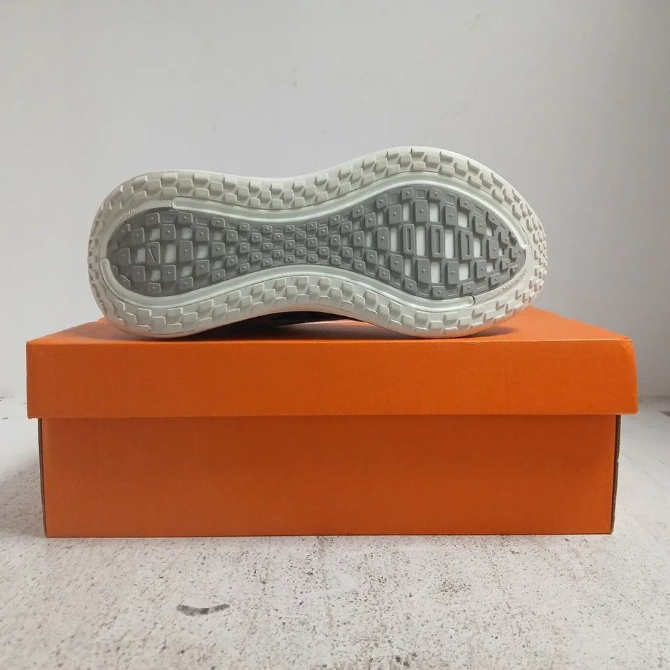 BOXED PAIR OF NIKE VOMERO PLUS TRAINERS IN PHANTOM/PENCIL POINT SIZE UK 6
